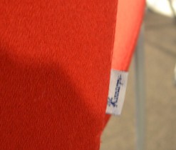 Møteromsstol / besøksstol fra Kinnarps, mod Plus 377 i rødt stoff, grå ramme, pent brukt