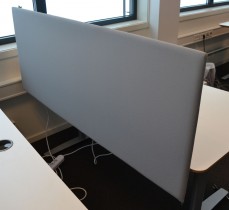 Bordskillevegg i lyst grått stoff, 150x60cm, pent brukt
