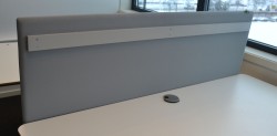 Bordskillevegg i lyst grått stoff, 150x60cm, pent brukt