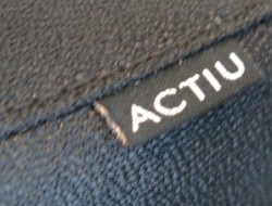 Actiou Stay kontorstol, høy rygg og nakkepute, armlene, sort / mesh, pent brukt