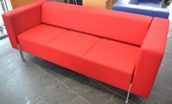 Loungesofa fra Kinnarps, modell PIO 3-seter i rødt stoff, 303cm bredde, pent brukt