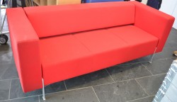 Loungesofa fra Kinnarps, modell PIO 3-seter i rødt stoff, 303cm bredde, pent brukt