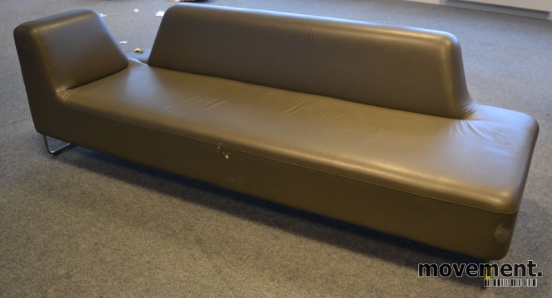 Solgt!UGO sofa i brungrå skinnimitasjon - 2 / 3