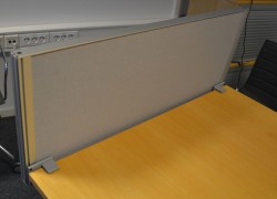 Kinnarps Rezon bordskillevegg i grått til kontorpult, 80cm bredde, 35cm høyde, pent brukt