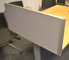 Kinnarps Rezon bordskillevegg i grått til kontorpult, 80cm bredde, 35cm høyde, pent brukt