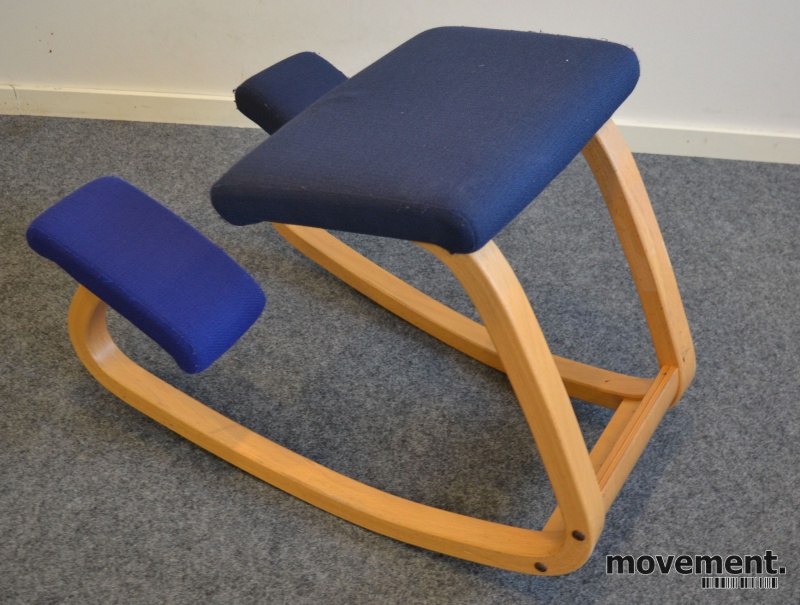 Ergonomisk kontorstol knestol: Varier(Stokke) Variable Stokke Move ergonomisk stol i blåttstoff, base i bøk, pent brukt