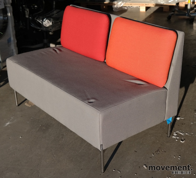 Solgt!Sittebenk / 2-seter sofa i grått - 1 / 3