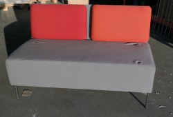 Sittebenk / 2-seter sofa i grått stoff / rød ryggpute, Playback fra Offecct, bredde 120cm, pent brukt