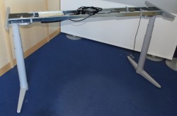 Understell for skrivebord med elektrisk hevsenk fra Edsbyn, teleskop, passer plater 120cm og større, pent brukt
