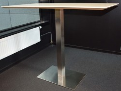 Ståbord / barbord med rektangulær, hvit plate, 130x70cm, samt understell i satinert stål, pent brukt