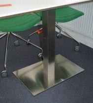 Kompakt møtebord / konferansebord i hvitt med satinert fot, 130x70cm, pent brukt