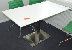 Kompakt møtebord / konferansebord i hvitt med satinert fot, 130x70cm, pent brukt