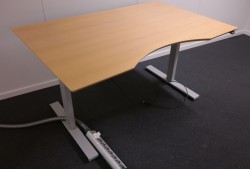 Skrivebord med elektrisk hevsenk i bøk fra IDT / Linak, 140x90cm med mavebue, pent brukt