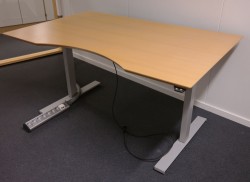 Skrivebord med elektrisk hevsenk i bøk fra IDT / Linak, 140x90cm med mavebue, pent brukt
