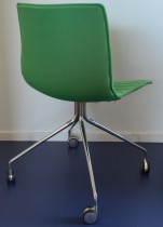 Arper Catifa 46 konferansestol på hjul, trukket i grønt ullstoff, understell i krom, pent brukt