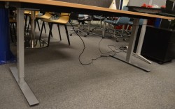 Dencon skrivebord med elektrisk hevsenk i bøk, 180x90cm, mavebue, pent brukt
