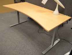 Dencon skrivebord med elektrisk hevsenk i bøk, 180x90cm, mavebue, pent brukt