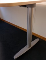 Kinnarps elektrisk hevsenk hjørneløsning skrivebord i bjerk, 200x210cm, T-serie, pent brukt