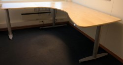 Kinnarps elektrisk hevsenk hjørneløsning skrivebord i bjerk, 200x210cm, T-serie, pent brukt