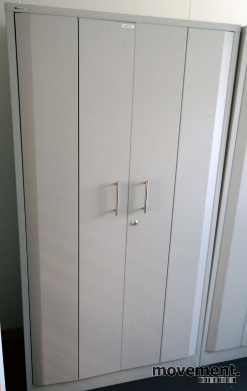Solgt!Stålskap med dører, i lysegrått,