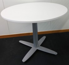 Lite, rundt møtebord med hvit bordplate fra Kinnarps T-serie, Ø=90cm, H=72cm, grått understell, pent brukt