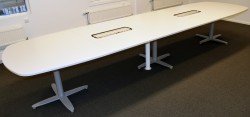 Kinnarps T-serie konferansebord / møtebord i hvitt / grått understell, 440x120cm passer 14-16 personer, pent brukt