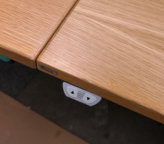 Skrivebord / hjørneløsning fra Kinnarps i eik, 240x145cm, høyreløsning, pent brukt
