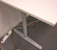 Horreds skrivebord med ny hvit bordplate, hjørneløsning 180x120cm, ny plate / nylakkert understell