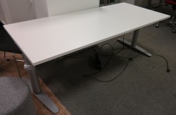 Martela elektrisk hevsenk skrivebord 180x80cm i hvitt, pent brukt understell med ny plate