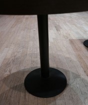 Kafebord fra Pedrali med plate i brunt, understell i sortlakkert metall, Ø=80cm H=72cm, pent brukt