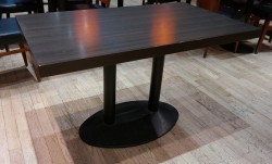 Kafebord med bordplate i brunt / understell i sortlakkert metall, 120x70cm bordplate, 73cm høyde, pent brukt