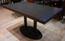 Kafebord med bordplate i brunt / understell i sortlakkert metall, 120x70cm bordplate, 73cm høyde, pent brukt