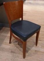 Kaféstol / restaurantstol fra Satelliet i kirsebær, sete i blå skinnimitasjon, brukt