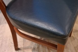 Kaféstol / restaurantstol fra Satelliet i kirsebær, sete i blå skinnimitasjon, brukt