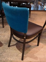 Solid kaféstol / restaurantstol fra Ton med sete i brun skinnimitasjon og rygg i mørk turkis stoff, pent brukt
