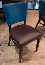 Solid kaféstol / restaurantstol fra Ton med sete i brun skinnimitasjon og rygg i mørk turkis stoff, pent brukt