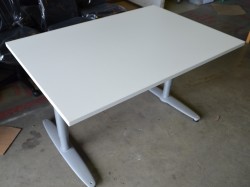 Kinnarps T-serie skrivebord i hvitt, 120x80cm, NY / UBRUKT plate pent brukt
