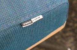 2-seter venteromsmøbel / sofa fra ForaForm, blått stoff / krom ben, bredde 110cm, pent brukt
