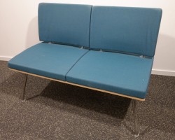 2-seter venteromsmøbel / sofa fra ForaForm, blått stoff / krom ben, bredde 110cm, pent brukt