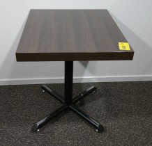 Kafebord med plate i brunt, understell i sortlakkert metall, 60x70cm, H=73cm, pent brukt