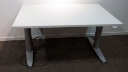 Kinnarps T-serie elektrisk hevsenk skrivebord 120x80cm i hvitt / grått, pent brukt understell med ny plate