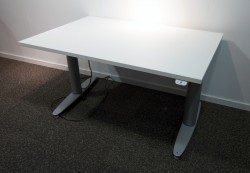 Kinnarps T-serie elektrisk hevsenk skrivebord 120x80cm i hvitt / grått, pent brukt understell med ny plate
