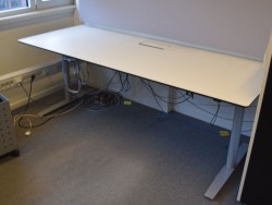 Skrivebord med elektrisk hevsenk i hvitt med sort kant fra Svenheim, 200x80cm, pent brukt