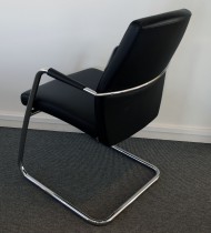 Konferansestol / besøksstol fra Sitland, modell Passe Partout med høy rygg, sort skinn / krom, pent brukt