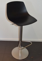 Lekker barkrakk / barstol, LaPalma Miunn S104T i sort finer / satinert stål, gasslift, pent brukt