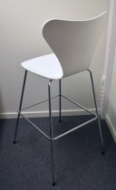 Barkrakk / barstol: Arne Jacobsen 7er / syverstol, 3107 barstol i hvitt / krom, pent brukt