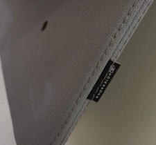 Bordskillevegg i lyst grått stoff fra Götessons, 200x65cm, pent brukt
