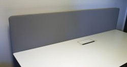 Bordskillevegg i lyst grått stoff fra Götessons, 200x65cm, pent brukt