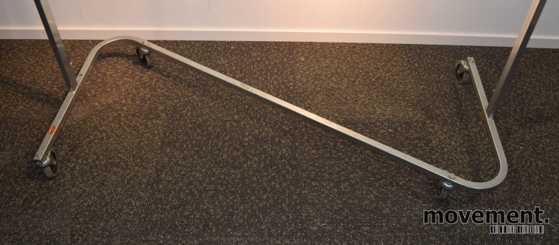 Solgt!Klesstativ på hjul i metall fra - 2 / 4