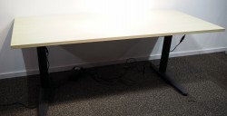 Skrivebord med elektrisk hevsenk i bjerk laminat / sort fra EFG, 180x80cm, pent brukt